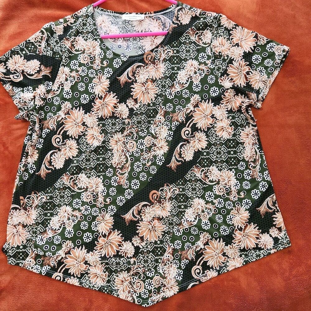Modern Attraction Top Size 1XL Floral Print Stretch Short Sleeve. New